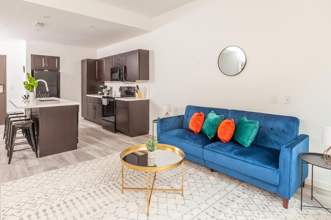 Frontdesk I The Blonde Apts Downtown Cincinnati Bilik gambar